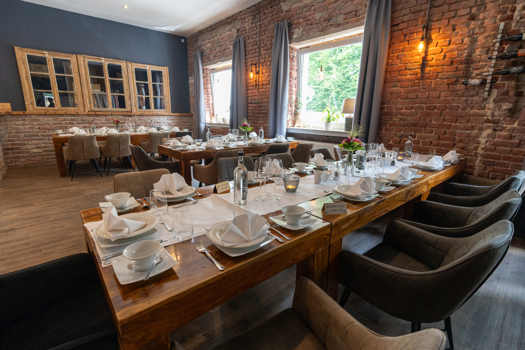 Festlich gedeckte lange Tafel im Kohlbrecher